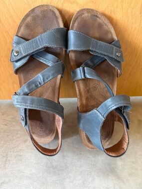 Taos Footwear Blue Leather Strappy Comfort Sandals